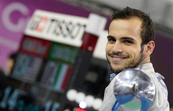 A SEUL CURATOLI SI FERMA AI PIEDI DEL PODIO