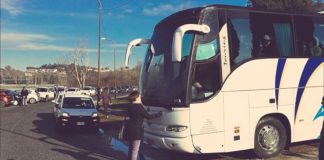 TENSIONE A CASTELNUOVO, DEPUTATA BLOCCA PULLMAN