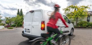 SU OPEL COMBO CARGO ADDIO ALL’ANGOLO CIECO