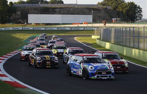 MINI CHALLENGE. GARA-1 A VALLELUNGA RICCA DI COLPI DI SCENA
