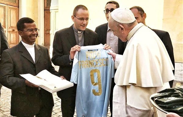 LA MAGLIA NUMERO 9 DELL’ENTELLA PER PAPA FRANCESCO