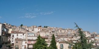 STRADA CHIUSA DA 13 ANNI, SINDACO SI INCATENA