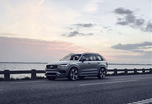 The_New_Volvo_XC90_R-Design_T8_Twin_Engine_in_Thunder_Grey