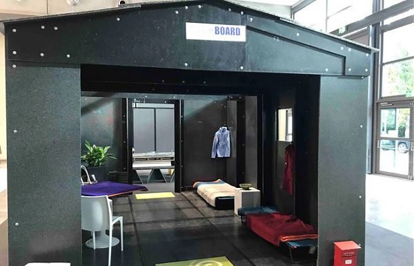 AL FUORI SALONE LA CASETTA RIFUGIO COSTRUITA CON RIFIUTI DI PLASTICA