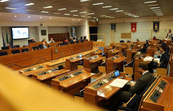 Consiglio Campania approva il Testo Unico sul commercio