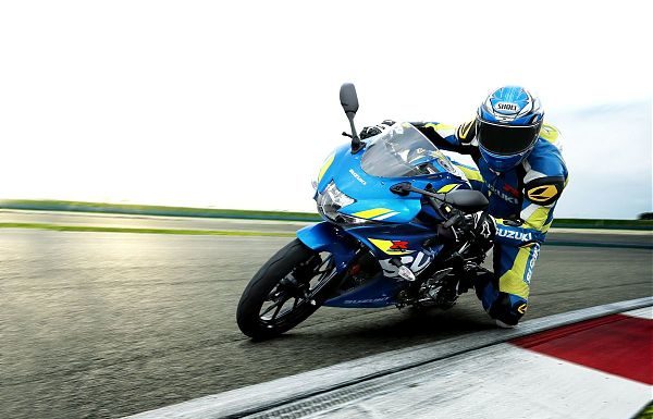 SUZUKI REGALA LA PATENTE A1 AI GIOVANI PILOTI