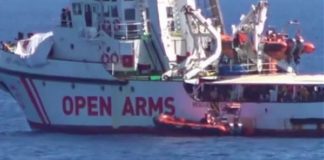 OPEN ARMS SEQUESTRATA, MIGRANTI SBARCANO