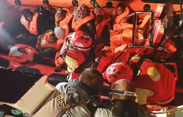 OPEN ARMS SALVA 123 MIGRANTI