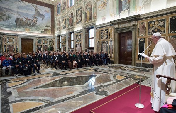 PAPA FRANCESCO AGLI ATLETI “FATE GIOCO DI SQUADRA”
