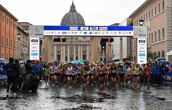 LA PIOGGIA NON FERMA LA 3^ ROME HALF MARATHON VIA PACIS