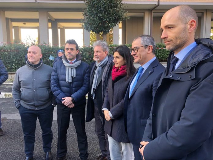 Nella foto un momento del via ai lavori di pulizia caditoie con i detenuti.