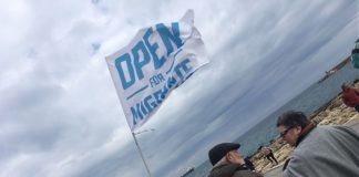 SEA WATCH, MIGRANTI PIANGONO E DIGIUNANO