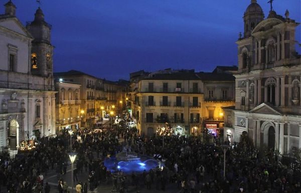 MOSTRE, LA SETTIMANA SANTA DI CALTANISSETTA RIVIVE NE “I COLORI DEL LUTTO”