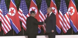 STORICA STRETTA DI MANO TRUMP-KIM