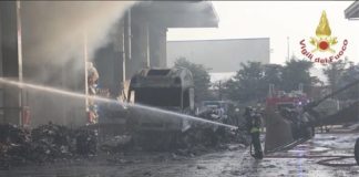 MILANO, INCENDIO IN UN DEPOSITO RIFIUTI