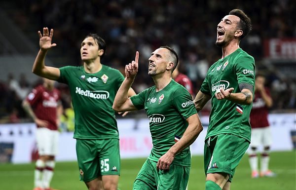 IL MILAN CROLLA TRA I FISCHI A SAN SIRO, LA FIORENTINA PASSA 3-1