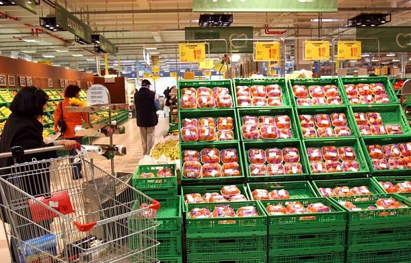 CONSUMI, INCERTEZZA BRUCIA 3,3 MILIARDI DI SPESA DELLE FAMIGLIE