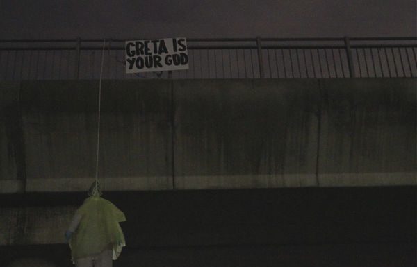 ROMA, MANICHINO DI GRETA THUNBERG APPESO SOTTO UN PONTE