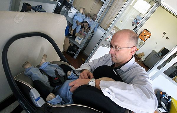 ARRIVA L’OBBLIGO DEI DISPOSITIVI ANTI-ABBANDONO PER I SEGGIOLINI AUTO