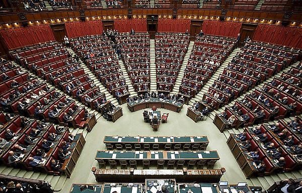 IL TAGLIO DEI PARLAMENTARI È LEGGE