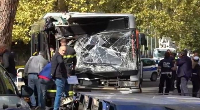BUS CONTRO UN ALBERO A ROMA, 29 FERITI MA NESSUNO IN PERICOLO DI VITA