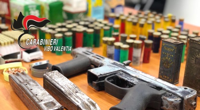 VIBO VALENTIA, UN ARSENALE DA GUERRA NEI MURI DI UN’ABITAZIONE