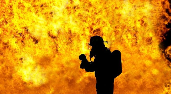 IN CALIFORNIA CONTINUA LA BATTAGLIA CONTRO GLI INCENDI