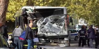 BUS CONTRO UN ALBERO A ROMA, 29 FERITI