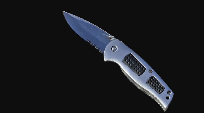 TENTA DI ENTRARE IN TRIBUNALE CON UN COLTELLO, BLOCCATO DAI CARABINIERI