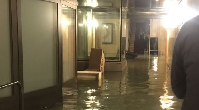 ACQUA ALTA RECORD A VENEZIA, MORTE DUE PERSONE