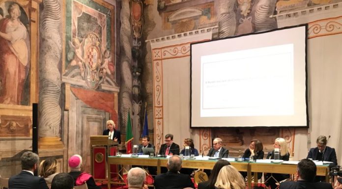 INDUSTRIA FARMACEUTICA INVESTE 1 MILIARDO L’ANNO E CHIEDE STABILITÀ