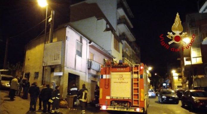 ESPLOSIONE IN NEGOZIO A REGGIO CALABRIA, FERITI VIGILI FUOCO E AGENTI