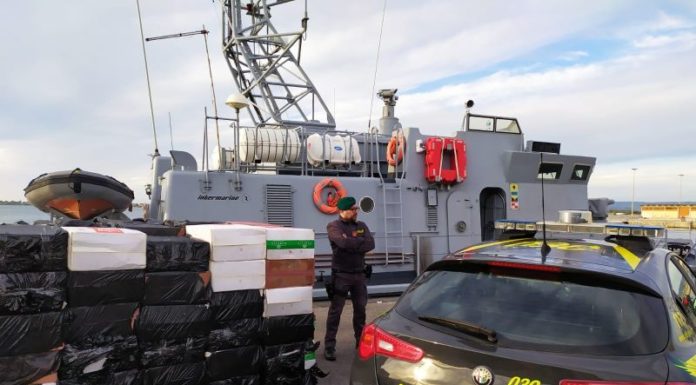 SEQUESTRATE 7 TONNELLATE DI SIGARETTE NEL CANALE DI SICILIA,17 ARRESTI