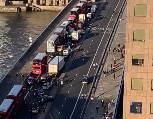 ATTACCO AL LONDON BRIDGE, POLIZIA UCCIDE L’AGGRESSORE