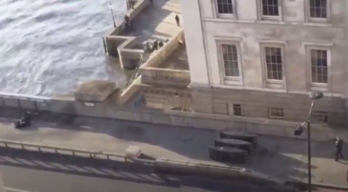 TORNA IL TERRORE SUL LONDON BRIDGE, 3 MORTI TRA CUI L’AGGRESSORE