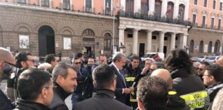 EMILIANO INCONTRA I VIGILI DEL FUOCO IN SCIOPERO