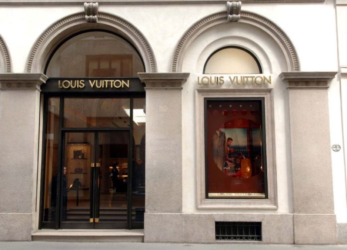 VIA MONTENAPOLEONE NEGOZIO LOUIS VUITTON COMMERCIO VETRINE VETRINA