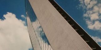 PALAZZO PIRELLI ILLUMINATO PER IL PICCOLO BERISHA