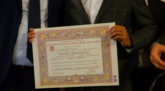 RETTORE CONSEGNA PERGAMENA A STUDENTE LAUREATO RIFUGIATO