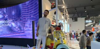 SEAN WOTHERSPOON FIRMA EDIZIONE SPECIALE DI VESPA