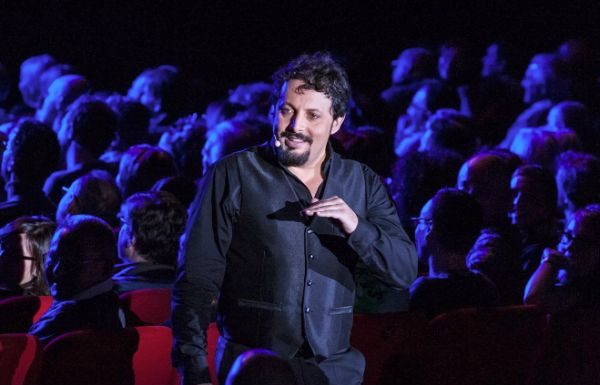 ENRICO BRIGNANO, NUOVE DATE PER IL ONE-MAN SHOW “UN’ORA SOLA VI VORREI”