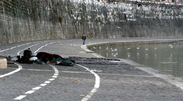 ROMA, CLOCHARD TROVATO MORTO IN UN PARCHEGGIO