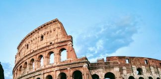 Tragedia al Colosseo, guida turistica muore mentre stava lavorando. Giuli “Profondo cordoglio”