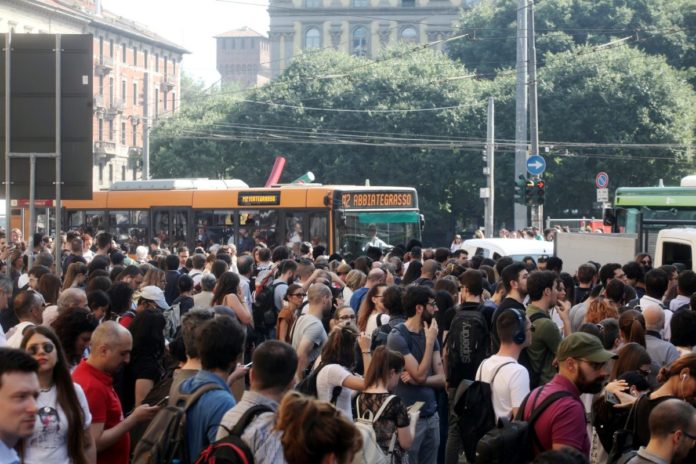 TENTATO SUICIDIO, METRO VERDE BLOCCATA