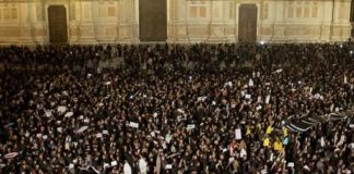 LE SARDINE RIEMPIONO PIAZZA DUOMO