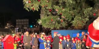 A ROMA ACCESO ALBERO DI NATALE “SPELACCHIO”