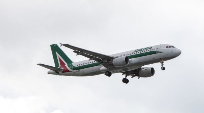ALITALIA BRUCIA 300 MILIONI L’ANNO