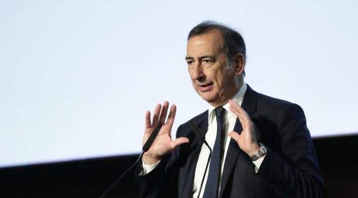 MILANO, STRETTA SUL FUMO ALLE FERMATE DEI MEZZI PUBBLICI