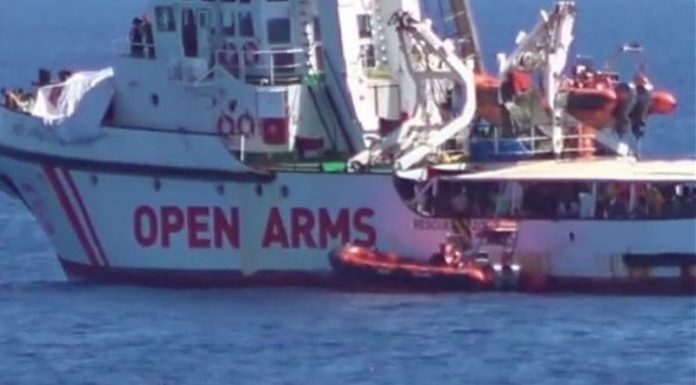 La nave Open Arms soccorre 158 immigrati al largo della Libia