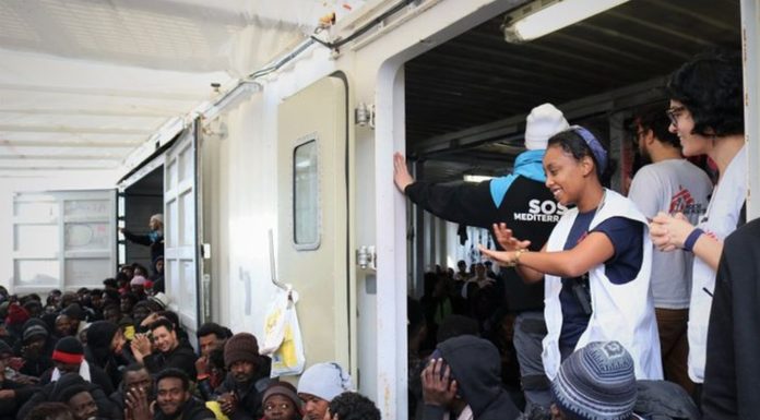 Arrivata a Taranto la Ocean Viking con 403 migranti